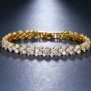 SPARKLING CRYSTAL HEART BRACELET in Gold